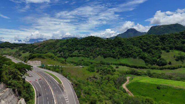 Video a&eacute;reo cerca a la Quebrada Sinifan&aacute; en el que observa un trayecto de la nueva v&iacute;a conocida como  "Conexi&oacute;n Pac&iacute;fico 1" que comunica a Medell&iacute;n con el corregimiento de Bolombolo.