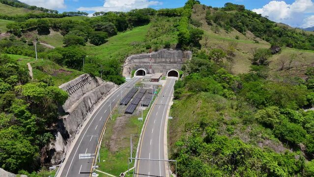 Video a&eacute;reo cerca a la Quebrada Sinifan&aacute; en el que observa un trayecto de la nueva v&iacute;a conocida como  "Conexi&oacute;n Pac&iacute;fico 1" que comunica a Medell&iacute;n con el corregimiento de Bolombolo.