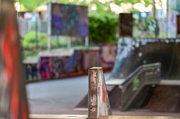 Skatepark, Skaterpark oder Skateanlage mit Rails, Boxen, Ramps und Quaterpipe als, Details in der...