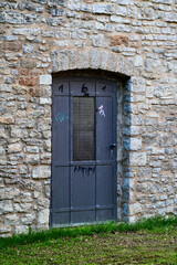 Alte Stahltür oder Metalltüre als Befestigung mit Glasfenster in der alten Stadtmauer in Schweifnurt, Details in der Stadt, Schweinfurt, Franken, Bayern, Deutschland