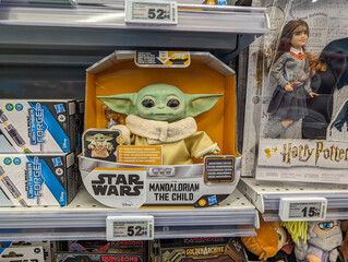 Obraz premium France, 26 April 2024: Collectible action figures on store shelf featuring Star Wars' The Child and Harry Potter.