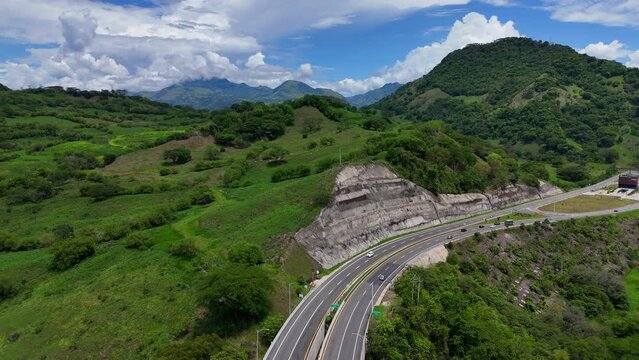 Video a&eacute;reo cerca a la Quebrada Sinifan&aacute; en el que observa un trayecto de la nueva v&iacute;a conocida como "Conexi&oacute;n Pac&iacute;fico" que comunica a Medell&iacute;n con el municipio de La Pintada
