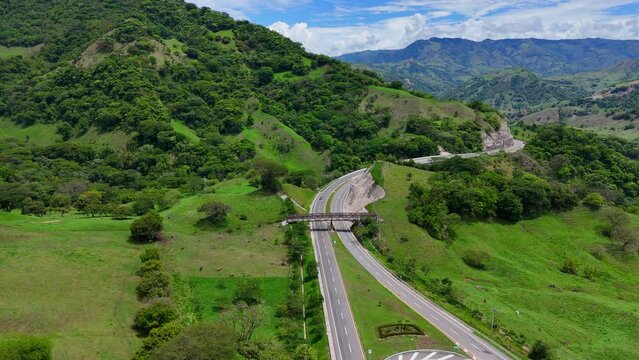 Video a&eacute;reo cerca a la Quebrada Sinifan&aacute; en el que observa un trayecto de la nueva v&iacute;a conocida como "Conexi&oacute;n Pac&iacute;fico" que comunica a Medell&iacute;n con el municipio de La Pintada