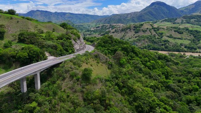 Video a&eacute;reo cerca a la Quebrada Sinifan&aacute; en el que observa un trayecto de la nueva v&iacute;a conocida como "Conexi&oacute;n Pac&iacute;fico" que comunica a Medell&iacute;n con el municipio de La Pintada