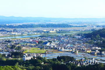 朝日を受けて輝く街