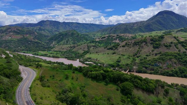 Video a&eacute;reo cerca a la Quebrada Sinifan&aacute; en el que observa un trayecto de la nueva v&iacute;a conocida como "Conexi&oacute;n Pac&iacute;fico" que comunica a Medell&iacute;n con el municipio de La Pintada