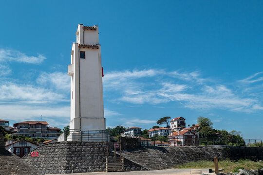 Farol &agrave; beira-mar para orienta&ccedil;&atilde;o da navega&ccedil;&atilde;o mar&iacute;tima com parte da cidade tur&iacute;stica de Saint Jean de Luz no Pa&iacute;s Basco franc&ecirc;s
