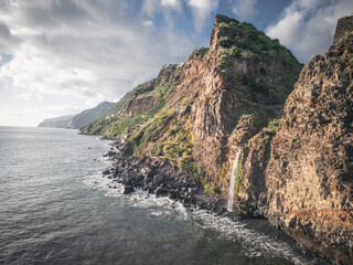 Cascada desembocando en el mar en la isla de Madeira