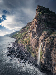 Cascada desembocando en el mar en la isla de Madeira