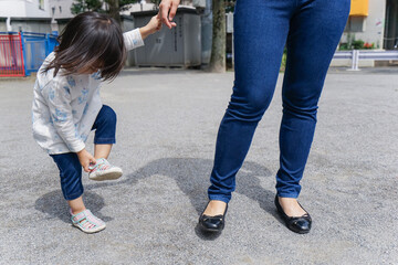 屋外で遊ぶ子供