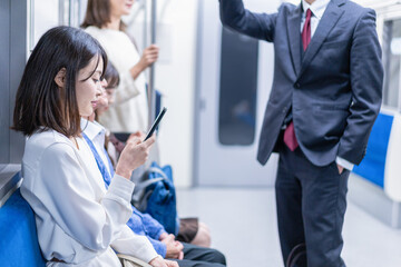 電車移動をする人々