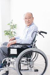 車椅子に乗る高齢の男性