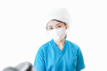 消毒作業を行う医療従事者