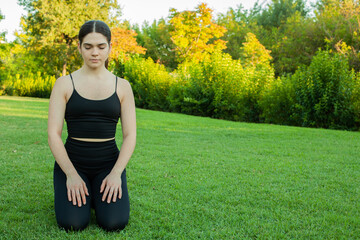 Mujer deportista relajada en el parque. chica haciendo yoga. estilo de vida. Chica de negro con...