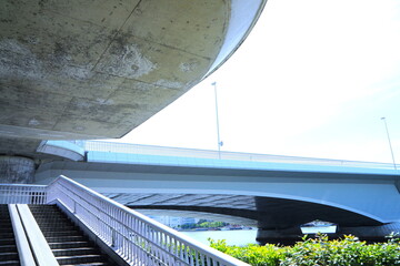 大きな橋と階段のある風景