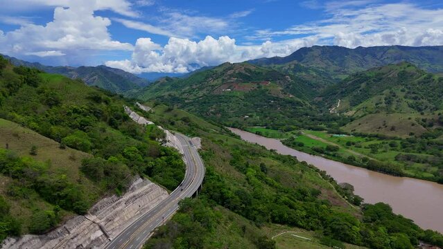 Video a&eacute;reo cerca a la Quebrada Sinifan&aacute; en el que observa un trayecto de la nueva v&iacute;a conocida como "Conexi&oacute;n Pac&iacute;fico" que comunica a Medell&iacute;n con el municipio de La Pintada