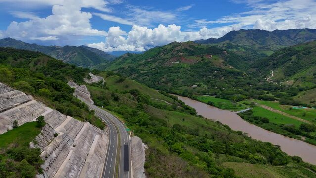 Video a&eacute;reo cerca a la Quebrada Sinifan&aacute; en el que observa un trayecto de la nueva v&iacute;a conocida como "Conexi&oacute;n Pac&iacute;fico" que comunica a Medell&iacute;n con el municipio de La Pintada