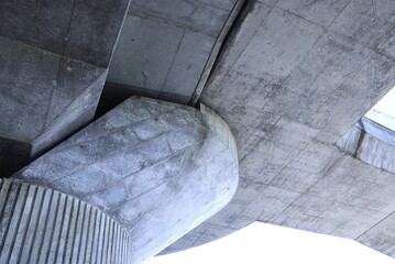 見上げる橋の裏と橋脚