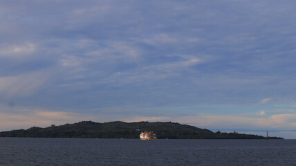 Obraz premium View of a seaside island in Indonesia taken in the afternoon. beautiful scenery