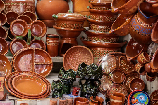 Loza de cocina Mexicana como platos, vasos y ollas hechas de barro
