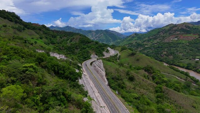 Video a&eacute;reo cerca a la Quebrada Sinifan&aacute; en el que observa un trayecto de la nueva v&iacute;a conocida como "Conexi&oacute;n Pac&iacute;fico" que comunica a Medell&iacute;n con el municipio de La Pintada