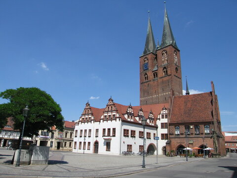Marktplatz Stendal mit Rathaus und Kirche