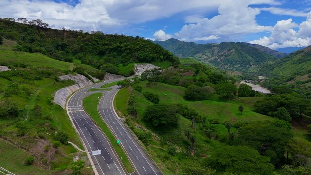 Video a&eacute;reo cerca a la Quebrada Sinifan&aacute; en el que observa un trayecto de la nueva v&iacute;a conocida como "Conexi&oacute;n Pac&iacute;fico" que comunica a Medell&iacute;n con el municipio de La Pintada