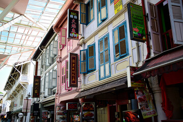 Fototapeta premium Farbenfrohe Hausfassade mit bunten Fensterrahmen