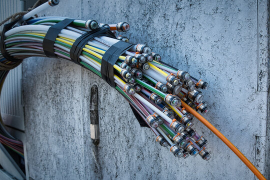 Ausbau des Highspeed Internets in Deutschland - Kabelstrang aus Glasfaserkabeln aus einem Verteilerkasten