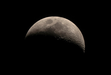 Księżyc i kratery  - Księżyc widziany przez teleskop astronomiczny (refraktor APO  132mm)