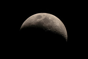 Księżyc i kratery  - Księżyc widziany przez teleskop astronomiczny (refraktor APO  132mm) © Tomasz Aurora