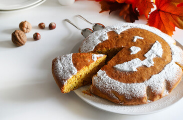 Deliziosa torta di zucca di Halloween fatta in casa su sfondo bianco. Vacanze autunnali o...