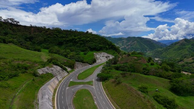 Video a&eacute;reo cerca a la Quebrada Sinifan&aacute; en el que observa un trayecto de la nueva v&iacute;a conocida como "Conexi&oacute;n Pac&iacute;fico" que comunica a Medell&iacute;n con el municipio de La Pintada