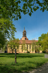 Blick von Südosten auf die Fassade der denkmalgeschützten Kulturkirche St. Marien in Neuruppin im...