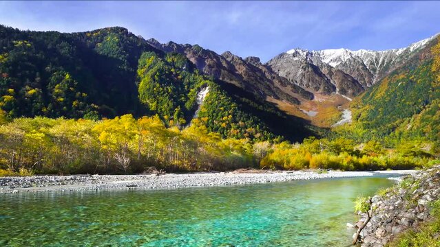 【長野県・松本市】紅葉が美しい秋の上高地　穂高連峰と梓川の風景　ティルトダウン　
Kamikochi with beautiful autumn leaves. Scenery of the Hotaka mountain range and the Azusa River - Nagano, Japan - 4K video - tilt down