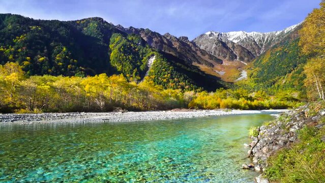 【長野県・松本市】紅葉が美しい秋の上高地　穂高連峰と梓川の風景　ズームイン　
Kamikochi with beautiful autumn leaves. Scenery of the Hotaka mountain range and the Azusa River - Nagano, Japan - 4K video - zoom in