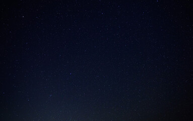 無限の星空を捉えた夜の風景