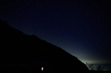 星空と山のシルエットが映える静かな夜景