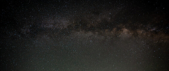 壮大な天の川の夜空、星々が輝く宇宙