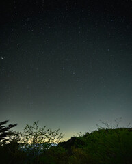 Naklejka premium 星空と山のシルエットが映える静かな夜景