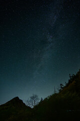 星空と山のシルエットが映える静かな夜景
