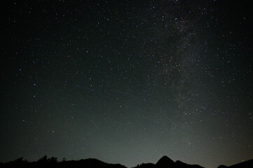 星空と山のシルエットが映える静かな夜景
