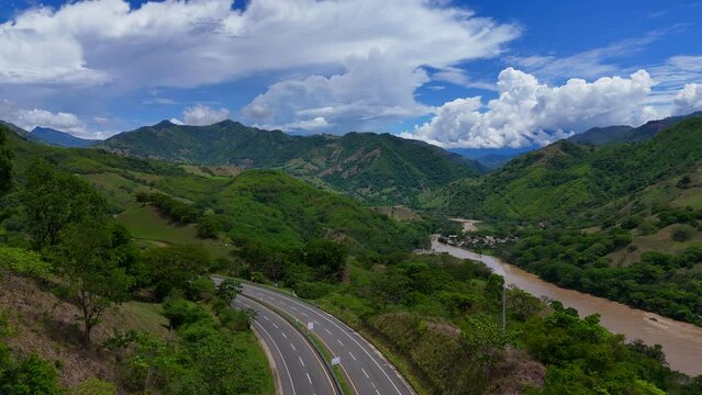 Video a&eacute;reo cerca a la Quebrada Sinifan&aacute; en el que observa un trayecto de la nueva v&iacute;a conocida como "Conexi&oacute;n Pac&iacute;fico" que comunica a Medell&iacute;n con el municipio de La Pintada