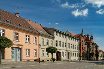 Historisches Altstadtensemble in der Virchowstraße in Neuruppin mit der Neorenaissance-Fassade des...