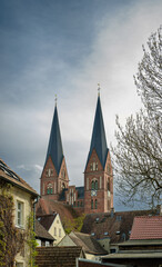 Majestätisch erhebt sich der Doppelturm der gotischen Klosterkirche 