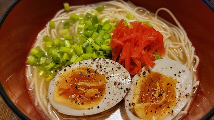 豚骨ラーメン、味玉、紅しょうが、ネギのラーメン