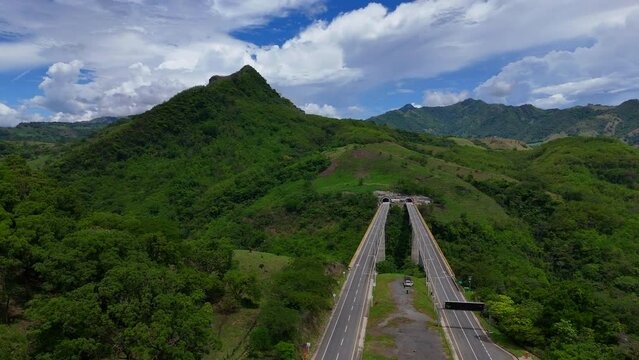 Video a&eacute;reo cerca a la Quebrada Sinifan&aacute; en el que observa un trayecto de la nueva v&iacute;a conocida como "Conexi&oacute;n Pac&iacute;fico" que comunica a Medell&iacute;n con el municipio de La Pintada