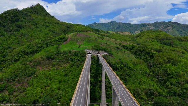 Video a&eacute;reo cerca a la Quebrada Sinifan&aacute; en el que observa un trayecto de la nueva v&iacute;a conocida como "Conexi&oacute;n Pac&iacute;fico" que comunica a Medell&iacute;n con el municipio de La Pintada