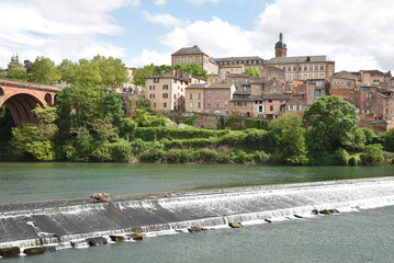 Barrage sur le Tarn à Albi. France