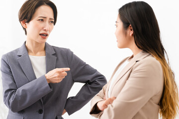 ビジネススーツを着た2人の女性　ビジネスイメージ